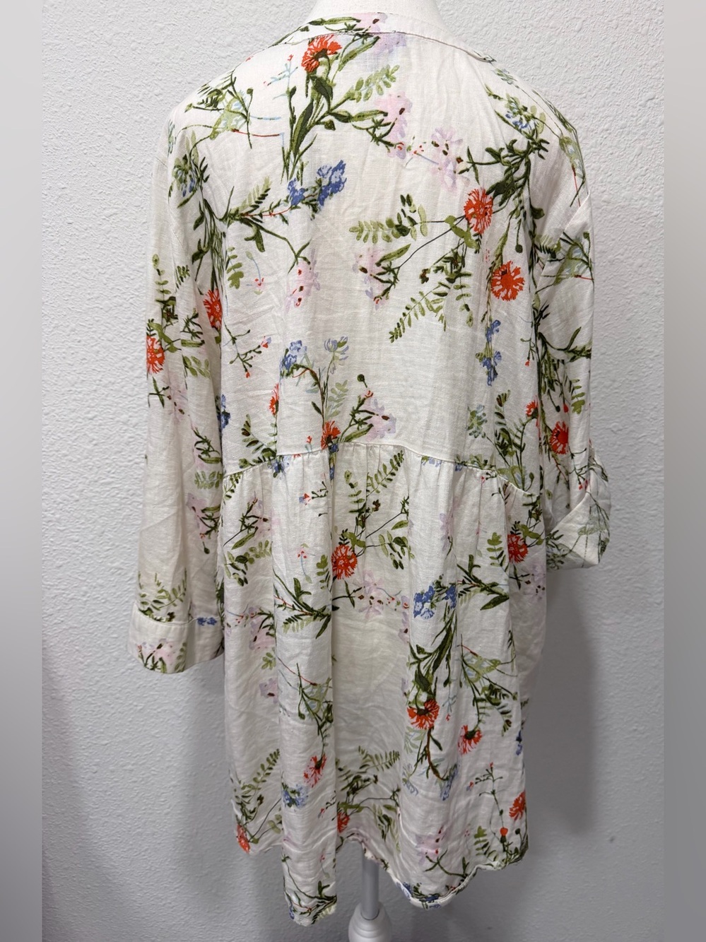 JONES & CO White Floral Tunic Blouse EUC - Picture 3 of 7